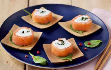 Salmon and whipped cheese rolls