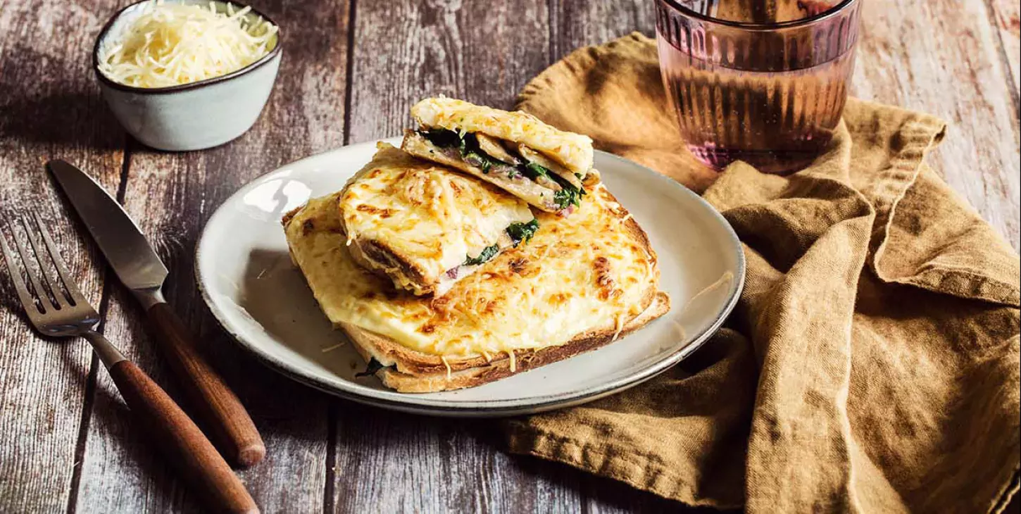 Croque-monsieur with spinach and mushrooms 